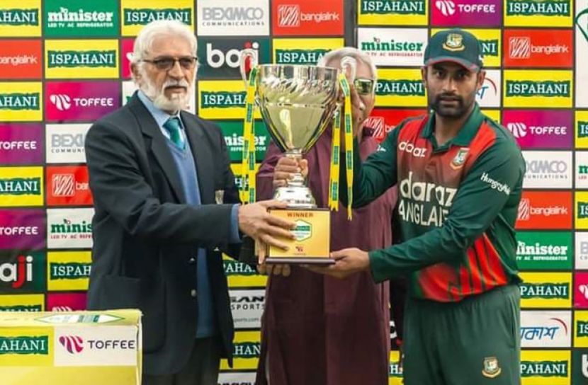 ট্রফি হাতে ঈদের শুভেচ্ছা তামিমের