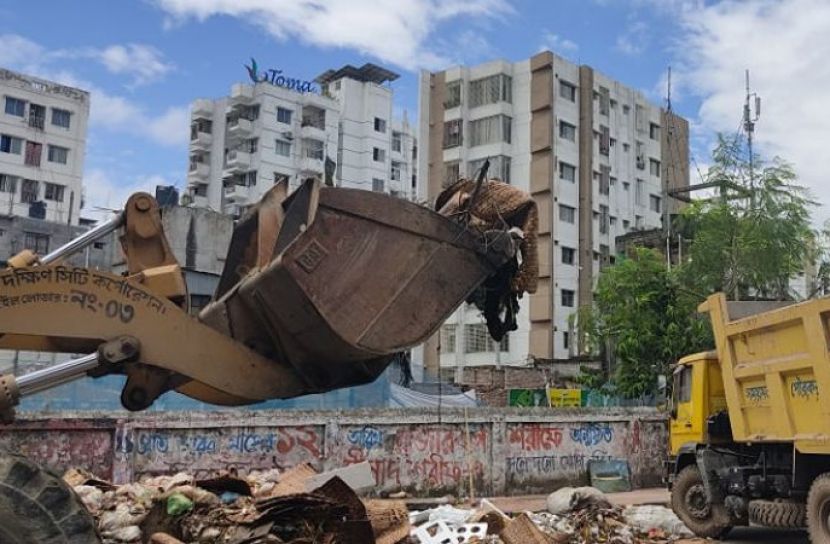 ২৪ ঘন্টার বর্জ্য অপসারণ কাজ দ্রুত চলছে