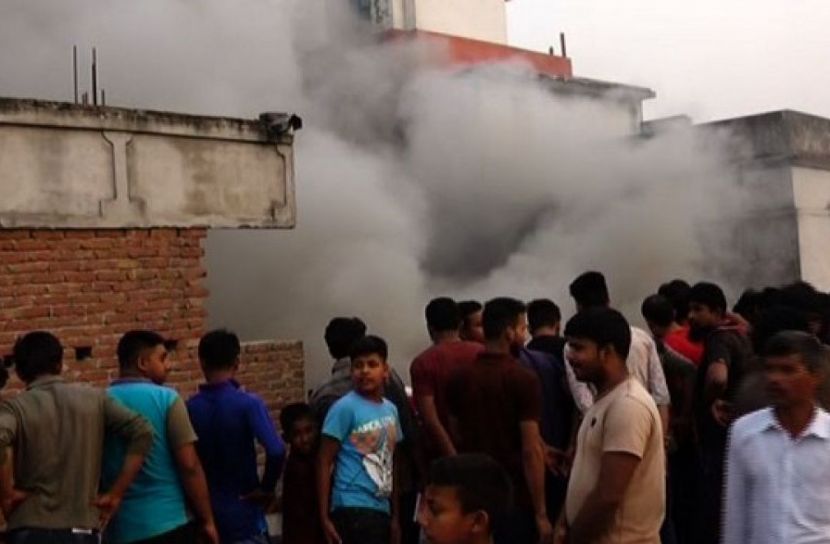 নওগাঁয় কসমেটিকস গোডাউনে আগুন