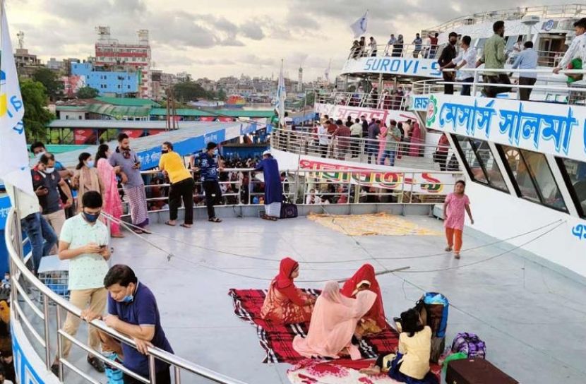 লঞ্চের ছাদে নবদম্পতির বাসররাত