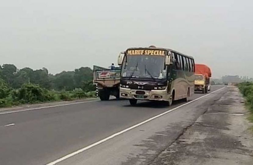 মহাসড়‌কে চলছে যাত্রীবাহী বাস