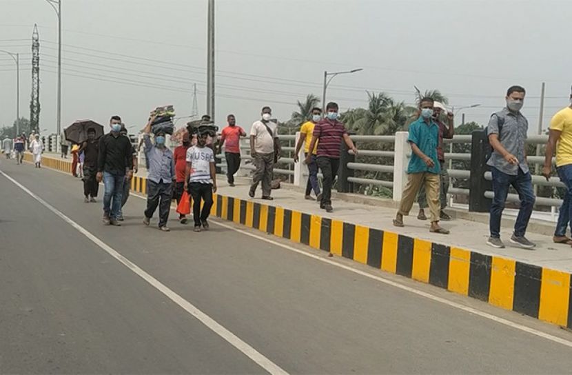 হেঁটেই রাজধানীতে ঢুকছে মানুষ