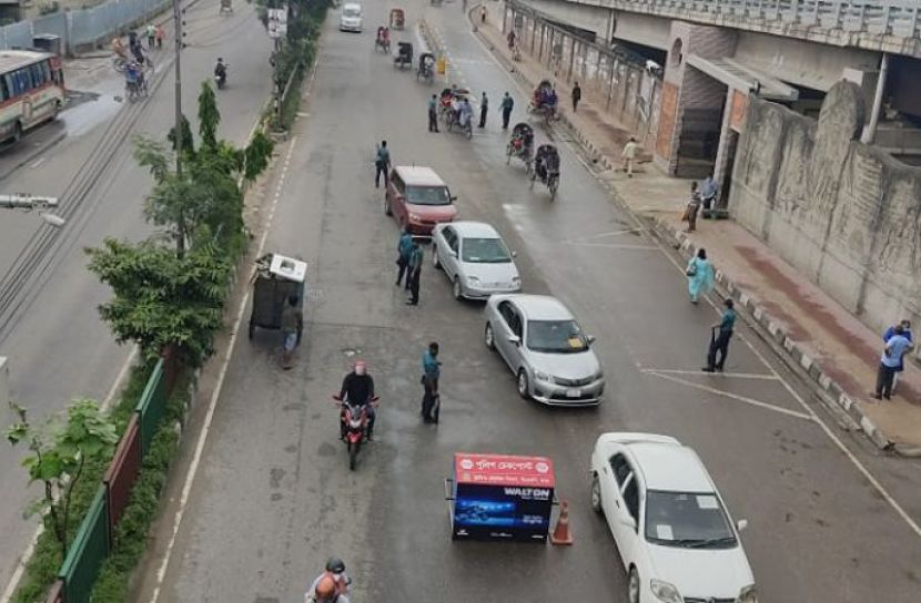 কঠোর লকডাউনের দ্বিতীয় দিন চলছে