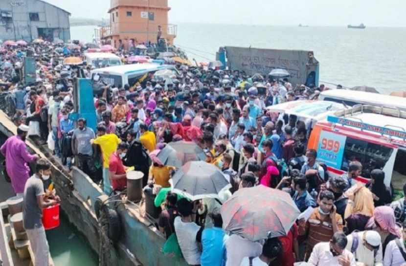 ফেরি পারাপারে বিধিনিষেধের বালাই নেই - ফাইল ছবি