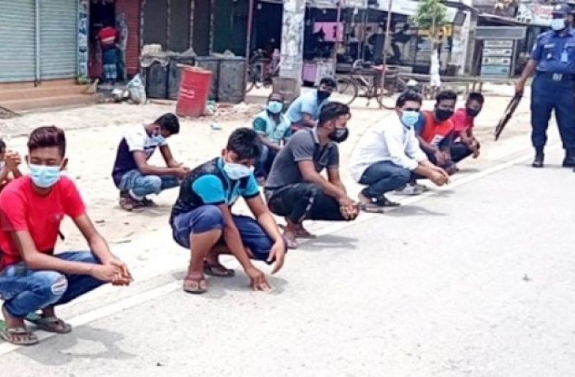 মাস্ক না পরায় বসতে হয়েছে রোদে