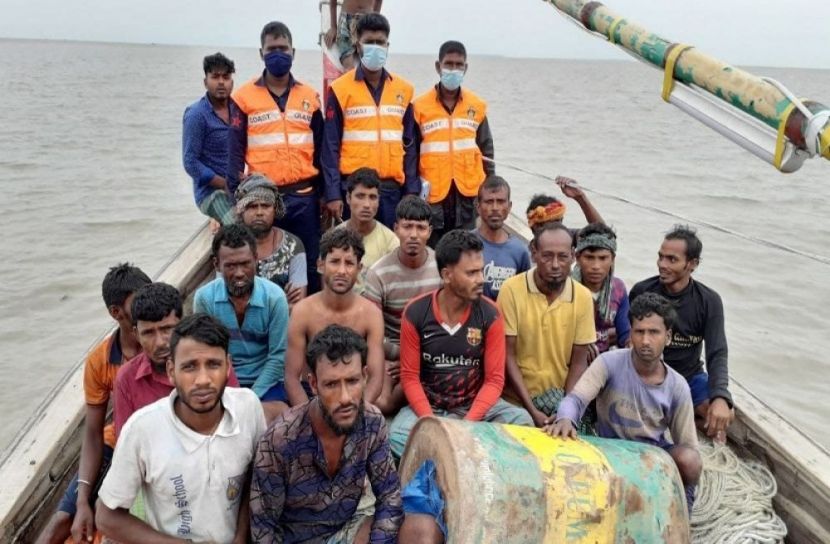 ১৫ ঘণ্টা পর ১৬ মাঝি উদ্ধার 