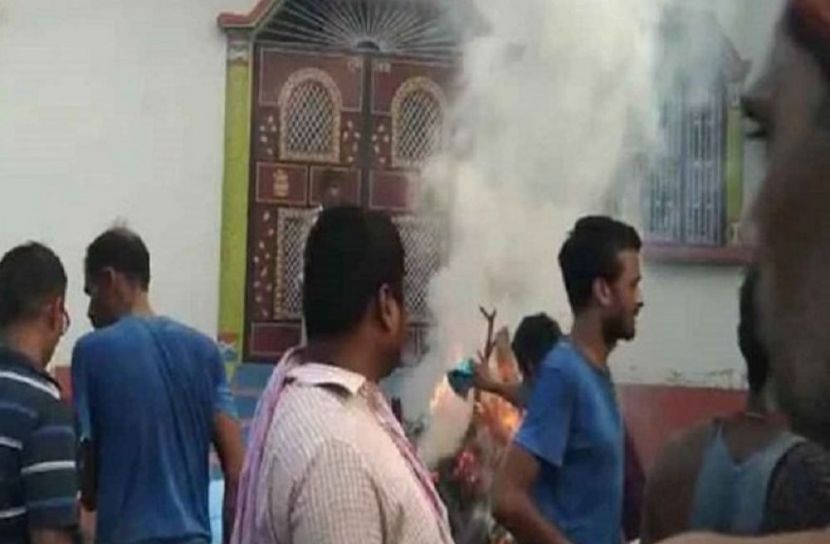 প্রেমিকার বাড়িতে প্রেমিকের শেষকৃত্য