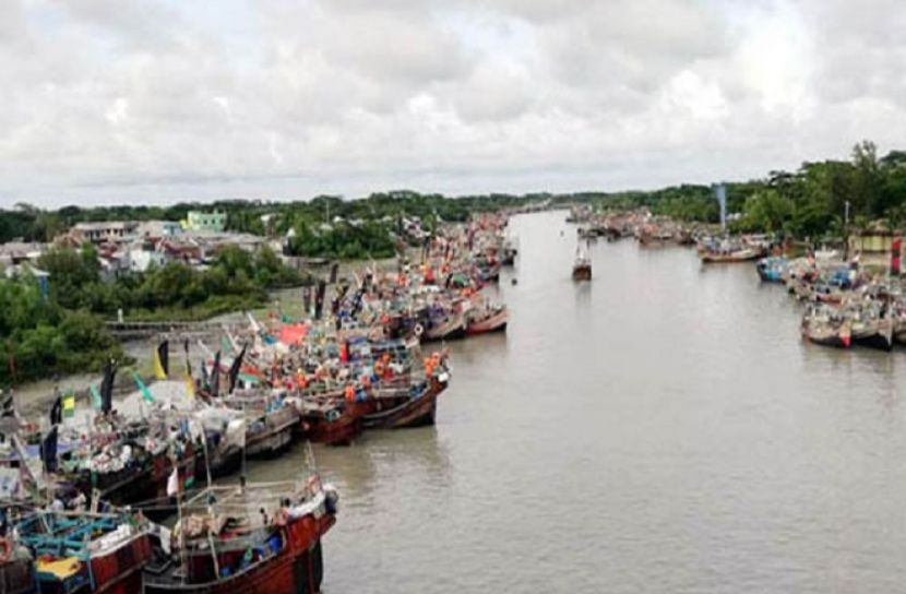 ইলিশ শিকারে যেতে পারছে না জেলেরা