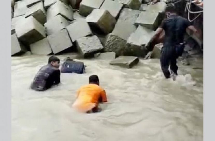 ফেরিতে উঠতে গিয়ে ধাওয়ায় নদীতে ৩ যাত্রী