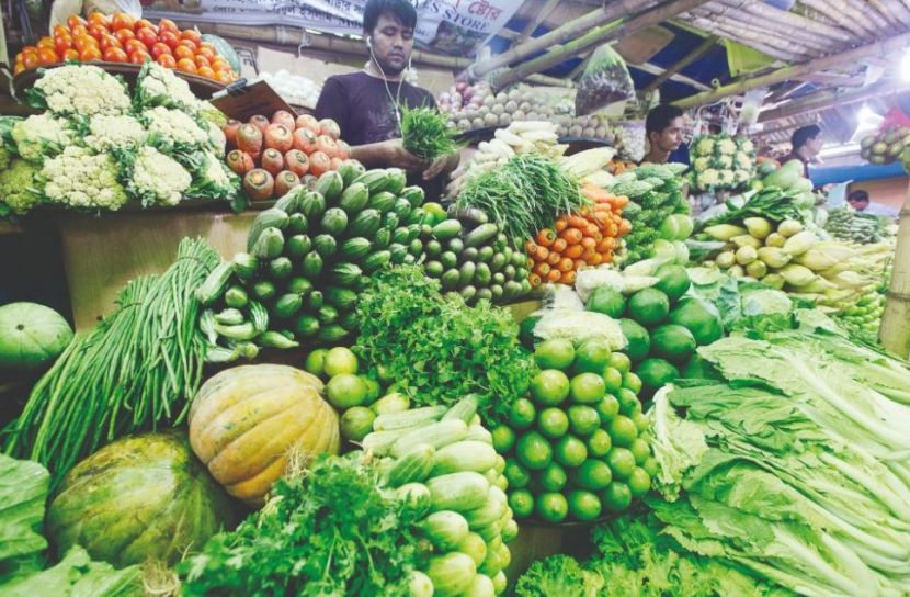 ক্রেতা কম নিম্নমুখি সবজির দাম
