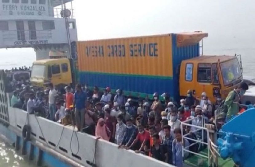 শিমুলিয়াঘাটে ফেরিতে মানুষের ঢল