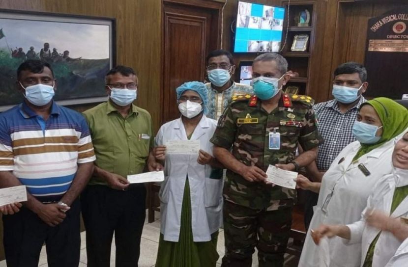 দের  চেক হস্তান্তর