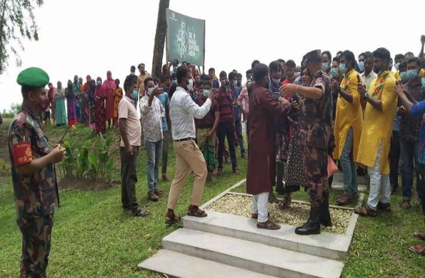 রাস্তা নিয়ে বিজিবি-গ্রামবাসীর দ্বন্দ্ব