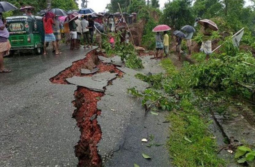 নদীতে  ১০০ ফুট পাকা সড়ক  বিলীন