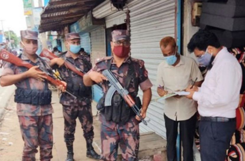 কুলাউড়ায় দোকান খোলা রাখায় জরিমানা