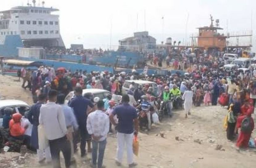 অজুহাতে পদ্মা পার হচ্ছে মানুষ