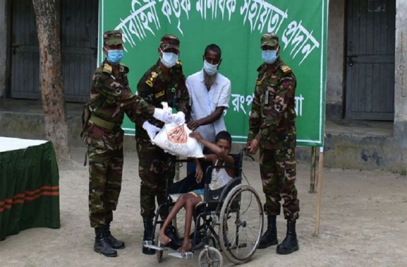 কুড়িগ্রামে দরিদ্রদের সেনাবাহিনীর সহায়তা