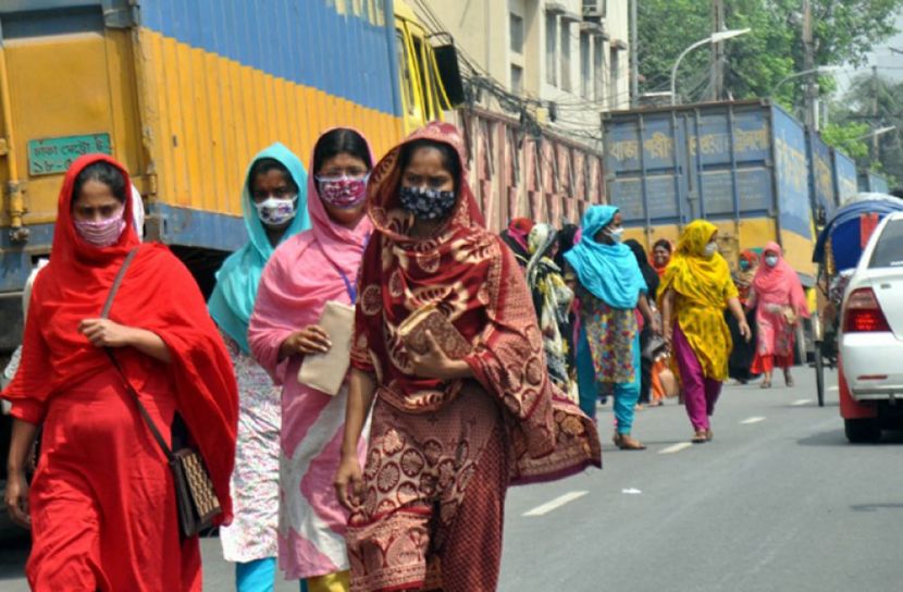 কাজে যোগ দিতে ঢাকায়  ফিরছে মানুষ