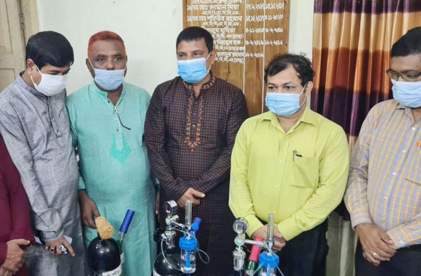 আখাউড়ায় অক্সিজেন সিলিন্ডার দিলেন আইনমন্ত্রী