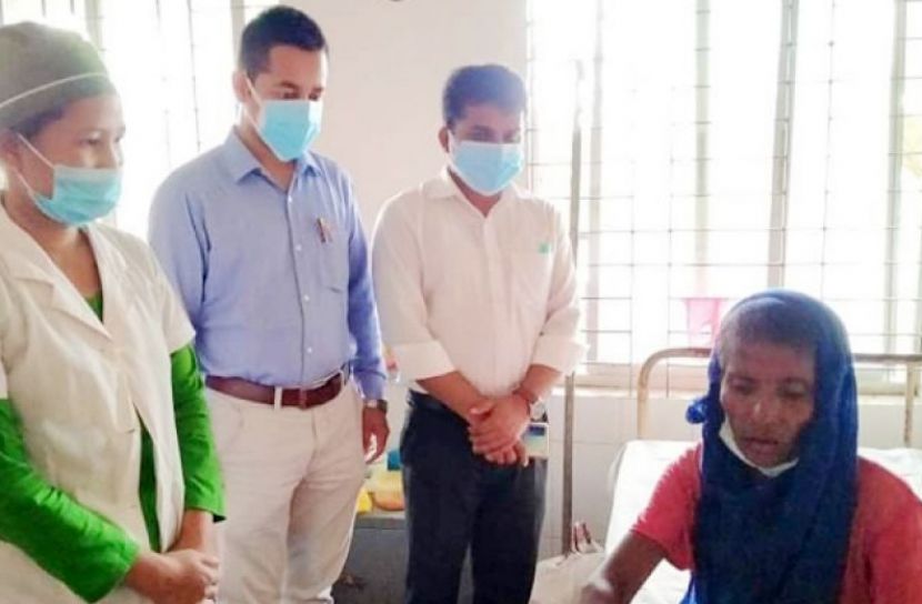 বৃদ্ধাকে হাসপাতালে নিয়ে গেলেন ইউএনও 