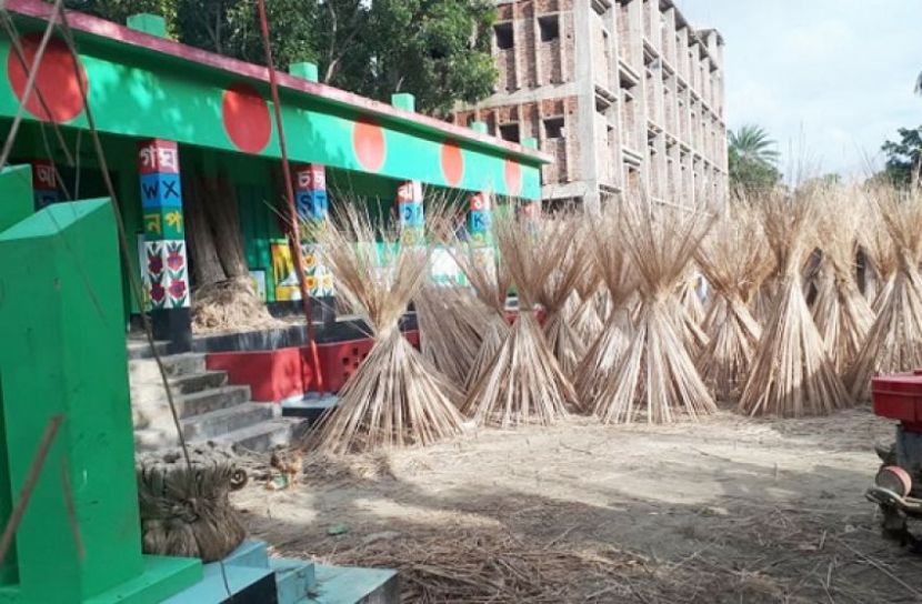 বিদ্যালয়ের মাঠে শুকানো হচ্ছে পাটকাঠি-পাট