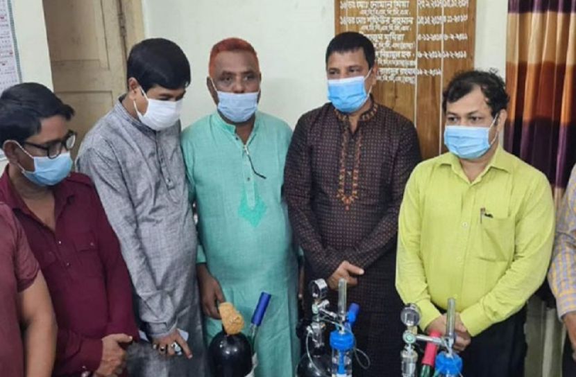 আখাউড়া স্বাস্থ্য কমপ্লেক্সে অক্সিজেন সিলিন্ডার দিলেন আইনমন্ত্রী