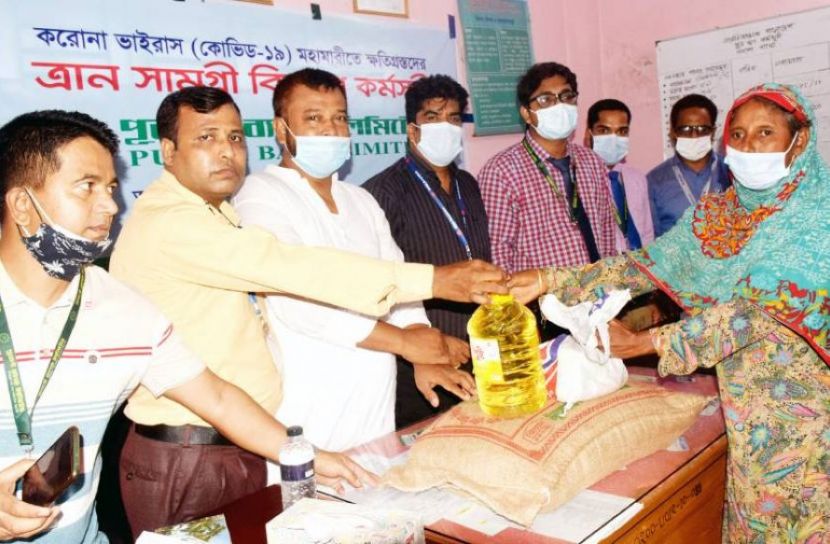 পলাশে অসহায়দের মাঝে খাদ্যসামগ্রী বিতরণ
