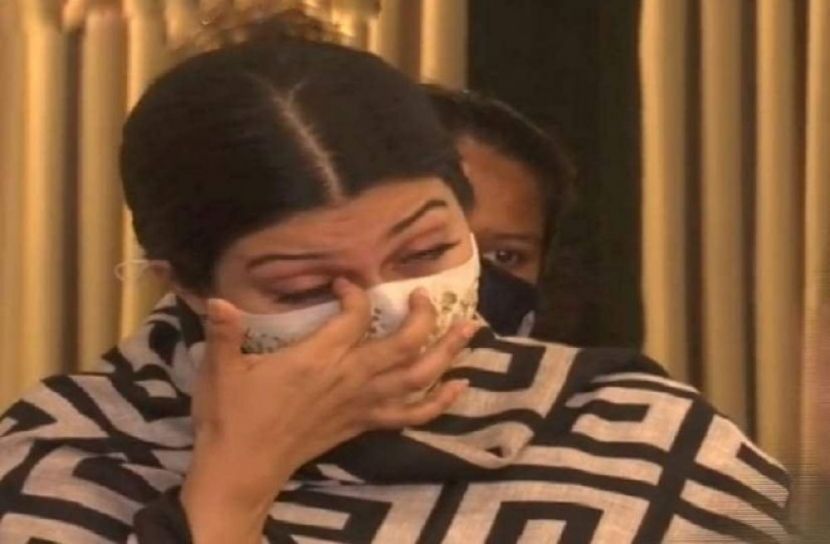 মডেল পিয়াসার বাসায় চলছে ডিবির অভিযান