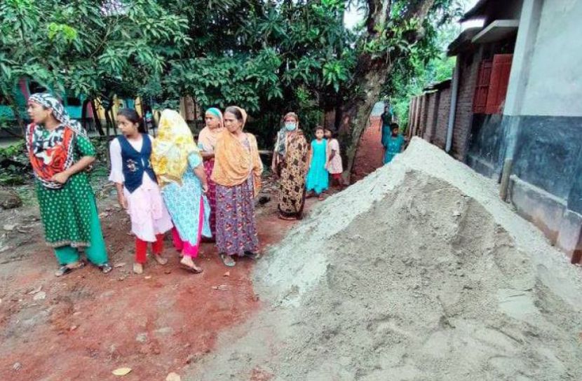 রাস্তা বন্ধ করায় অবরুদ্ধ ৭ পরিবার