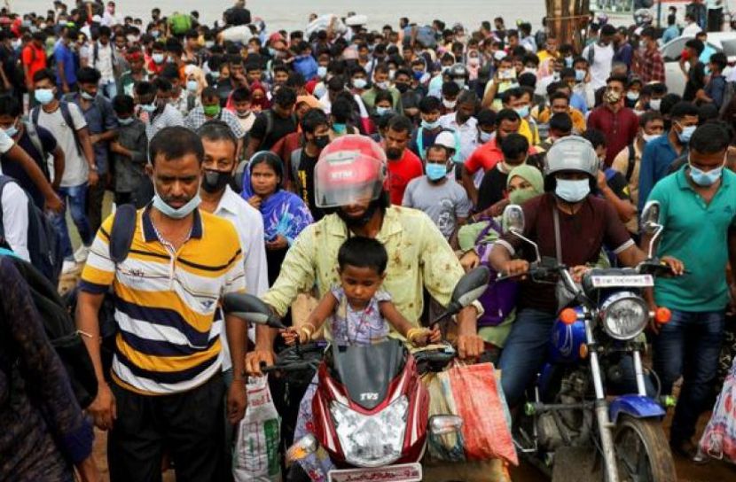 মুন্সিগঞ্জের মাওয়া ফেরিঘাটে রোববার ঢাকামুখী মানুষের ভিড়