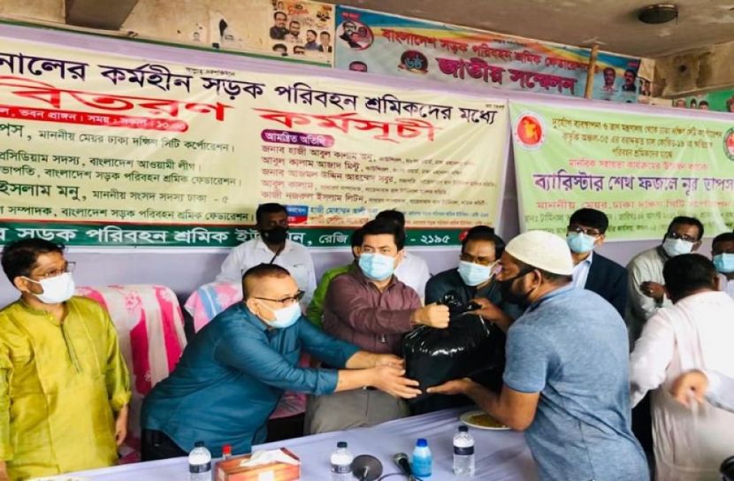 গণপরিবহন শ্রমিকদের ত্রাণ দিলো: শেখ তাপস
