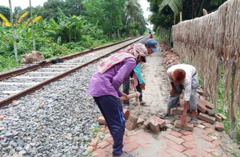 রেলওয়ের অনুমতি ছাড়াই ইটের সড়ক নির্মাণ