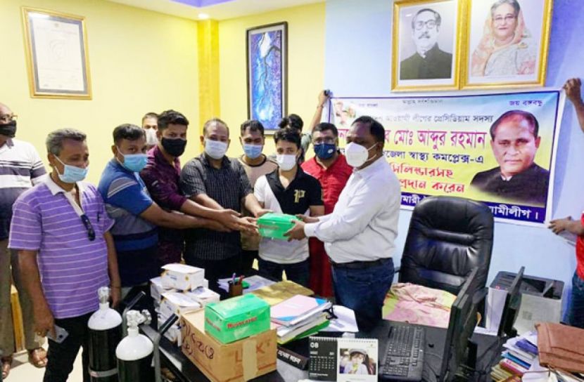 বোয়ালমারী হাসপাতালে সুরক্ষা সামগ্রী প্রদান