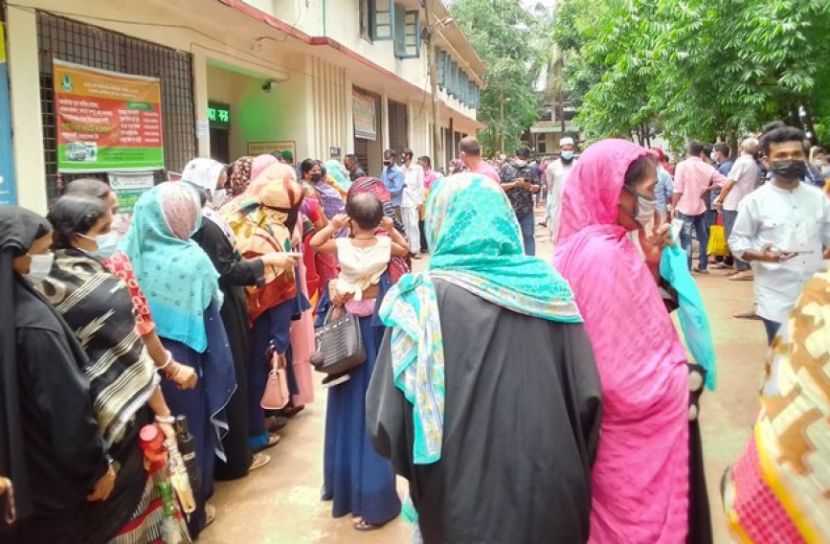 বোয়ালখালী স্বাস্থ্য কমপ্লেক্সে টিকা নিতে উপচে পড়া ভিড়