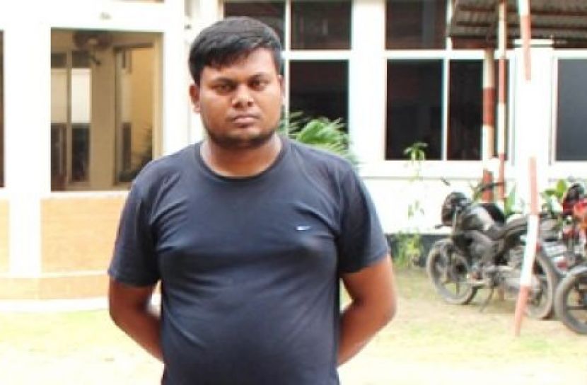 প্রেসক্রিপশন লেখার সময় ভুয়া চিকিৎসক গ্রেফতার