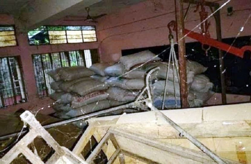 শ্রেণীকক্ষে ধানের গোডাউন