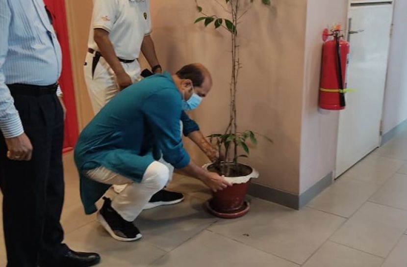 এডিসের লার্ভা পরিস্কার করতে নিজ অফিস পরিস্কারের মাধ্যমে প্রতি শনিবার ১০ মিনিট পরিস্কার কর্মসূচির উদ্বোধন করেছেন ঢাকা উত্তর সিটি করপোরেশনের মেয়র আতিকুল ইসলাম