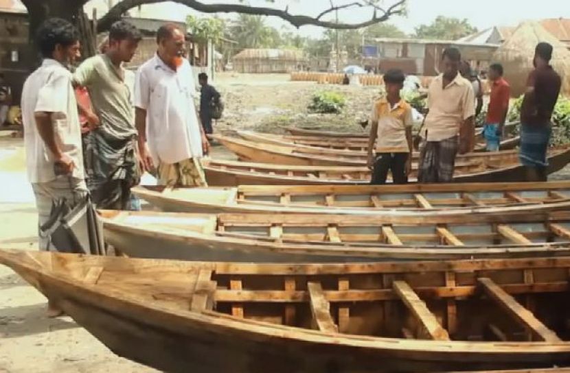বর্ষায় জমে উঠেছে নৌকার হাট