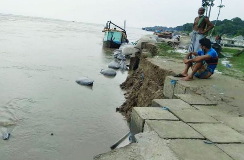 হুমকিতে রাজবাড়ী শহর রক্ষা বাঁধ