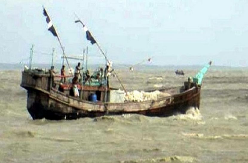 ১৩ জন ভারতীয় জেলেসহ ১টি ট্রলার আটক
