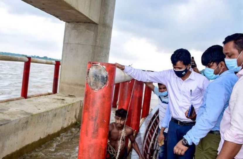 ভেঙে গেছে শেখ হাসিনা সেতুর গার্ড
