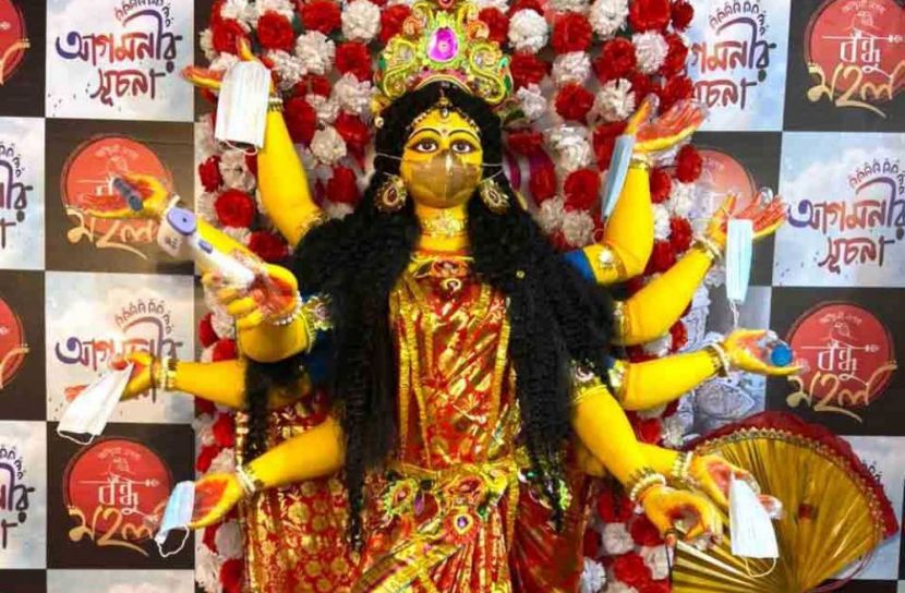 দুর্গার মুখে সোনার মাস্ক