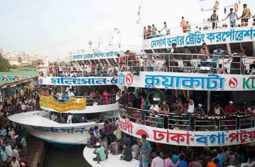 নদীপথে উপেক্ষিত স্বাস্থ্যবিধি