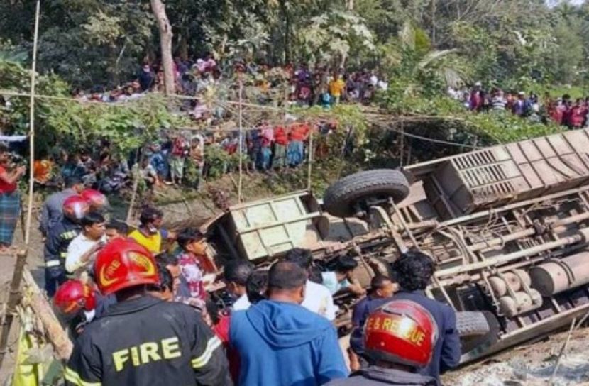 চাঁদপুরে বাস নিয়ন্ত্রণ হারিয়ে আহত ২০