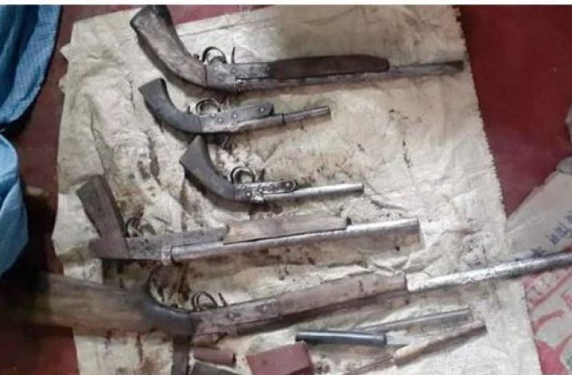মহেশখালীর পাহাড়ে অস্ত্রের কারখানা, কারিগর আটক