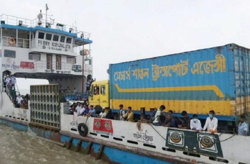 নিষেধাজ্ঞা অমান্য করে ফেরিতে ভারী যানবাহন 