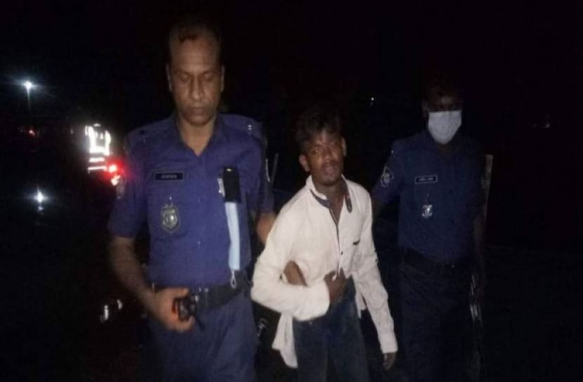 বাবা-মাকে কুপিয়ে আত্মহত্যার চেষ্টা ছেলের