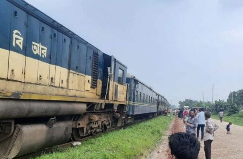 ট্রেন লাইনচ্যুত, ঢাকার সঙ্গে উত্তরের রেল বন্ধ