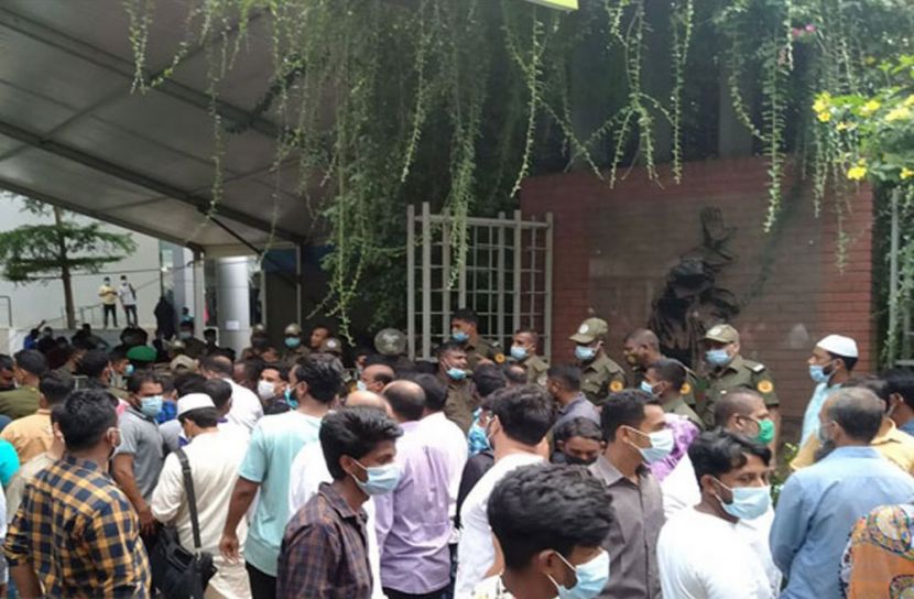 হাতাহাতিতে বন্ধ টিকাদান কর্মসূচি