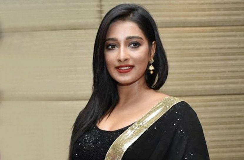 ঋণ করে চলছেন সায়ন্তিকা